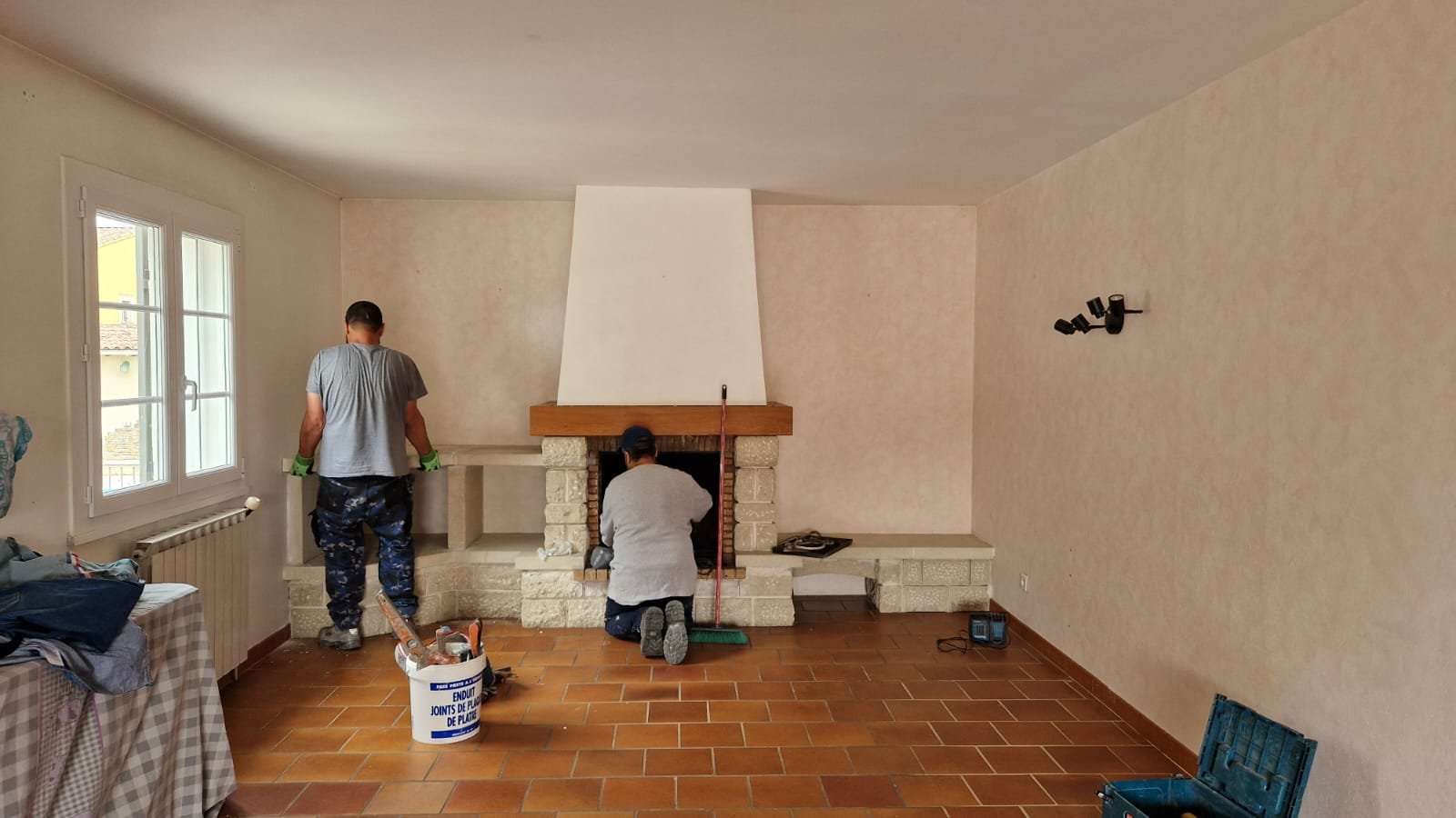 Rénovation d’une maison à Sorgues 3 Artisans réalisant des travaux de rénovation intérieure dans une maison à Cavaillon, réfection de la cheminée