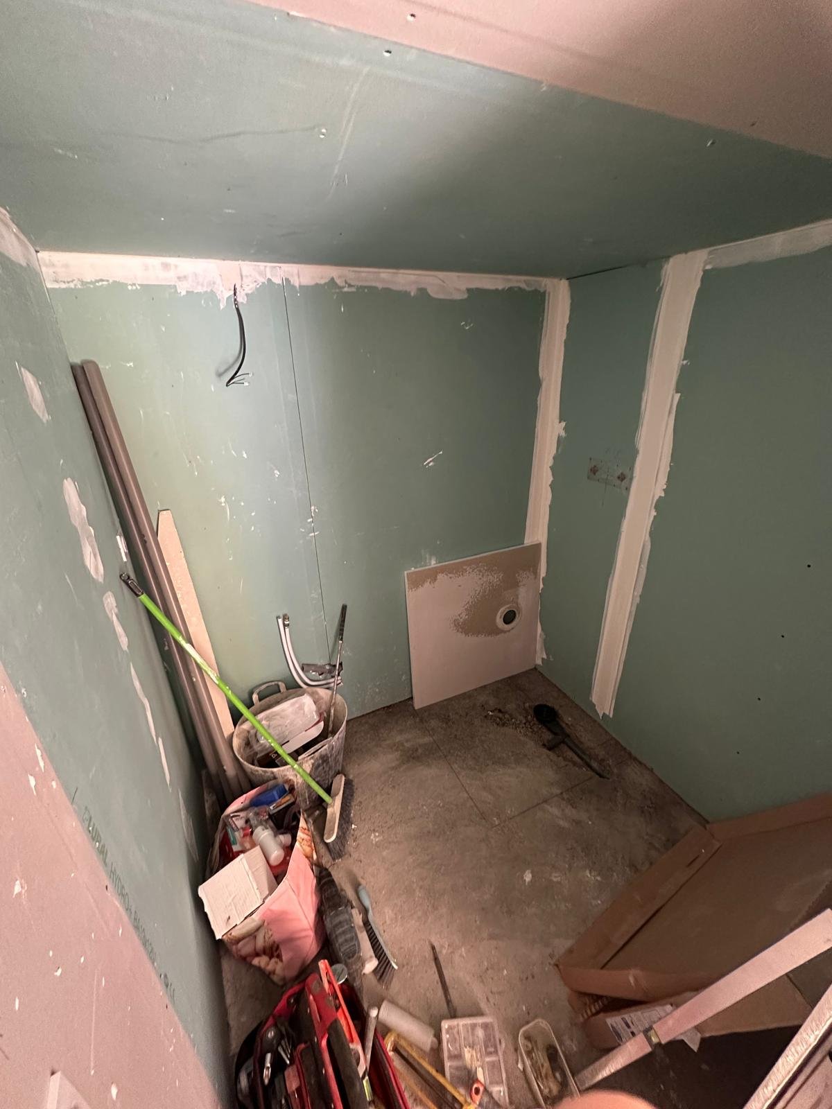Transformation d’un garage en appartement 1 Travaux de démolition intérieure en cours à Cavaillon, rénovation complète d'une pièce