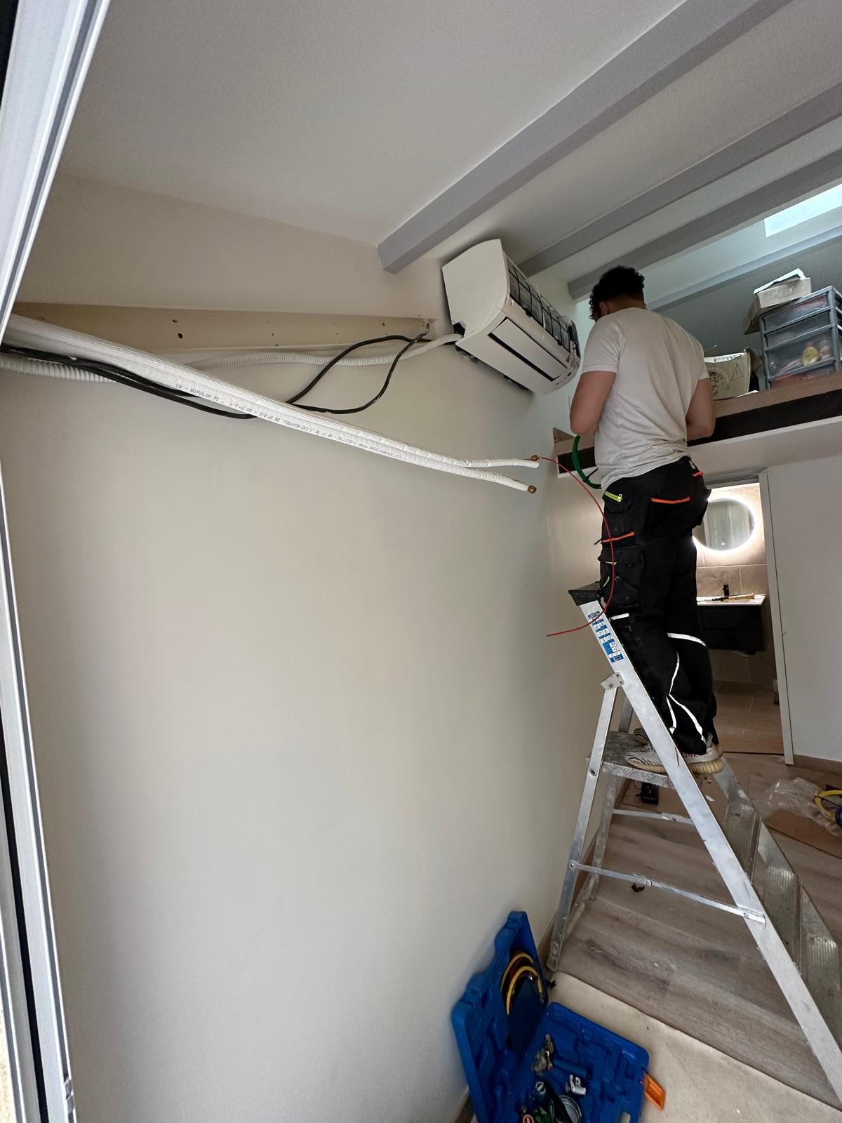 Transformation d’un garage en appartement 6 Artisan effectuant des travaux d'installation électrique à Cavaillon