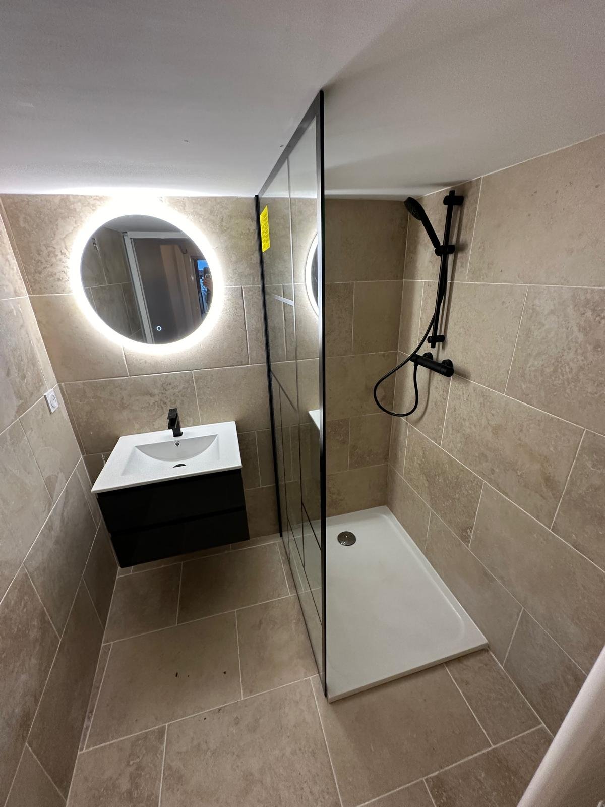 Transformation d’un garage en appartement 2 Salle de bain moderne avec douche rénovée à Cavaillon, artisan spécialisé