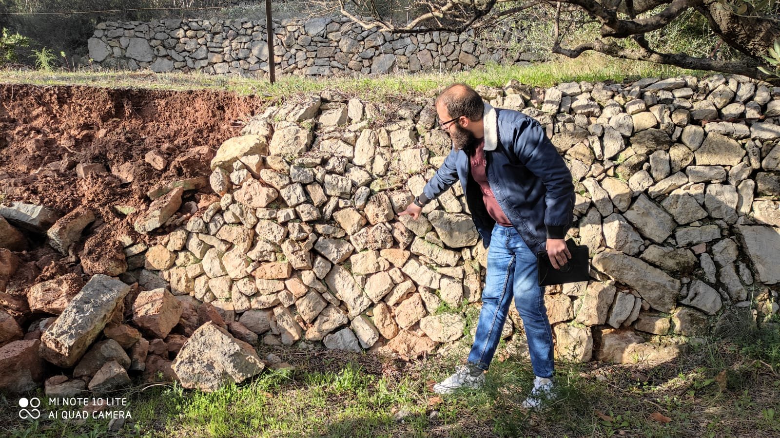 Inspection d'un mur en pierre par un expert d'ACR Provence