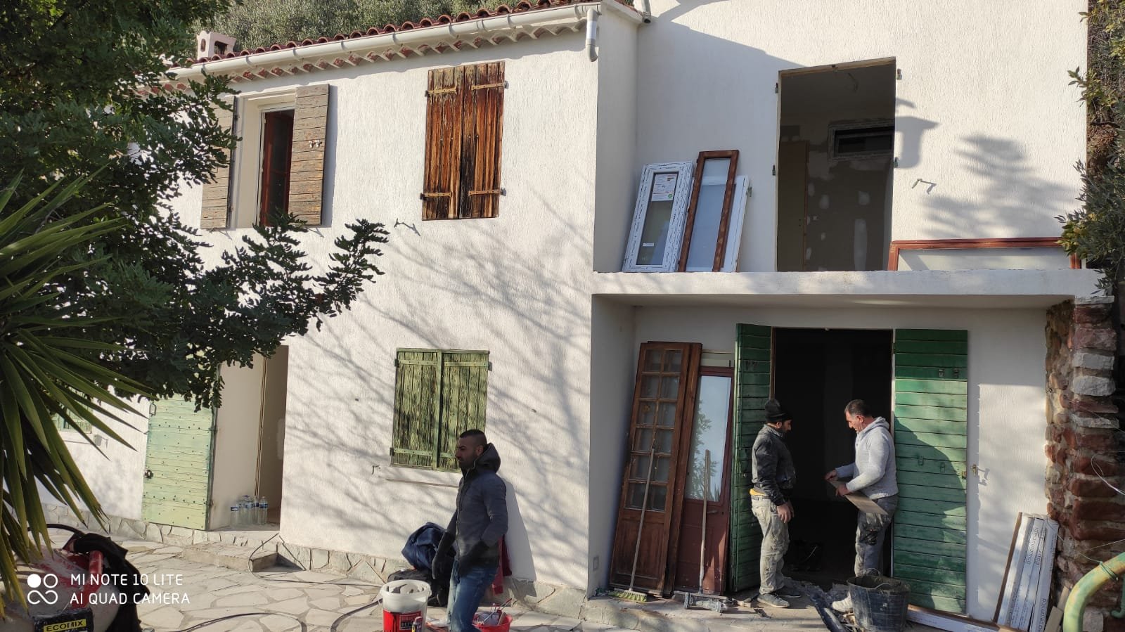 Travailleurs devant une maison en rénovation à Cavaillon