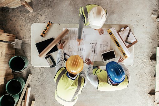 Accueil 23 Travail d'équipe sur un projet de construction de maison avec plans et outils sur la table