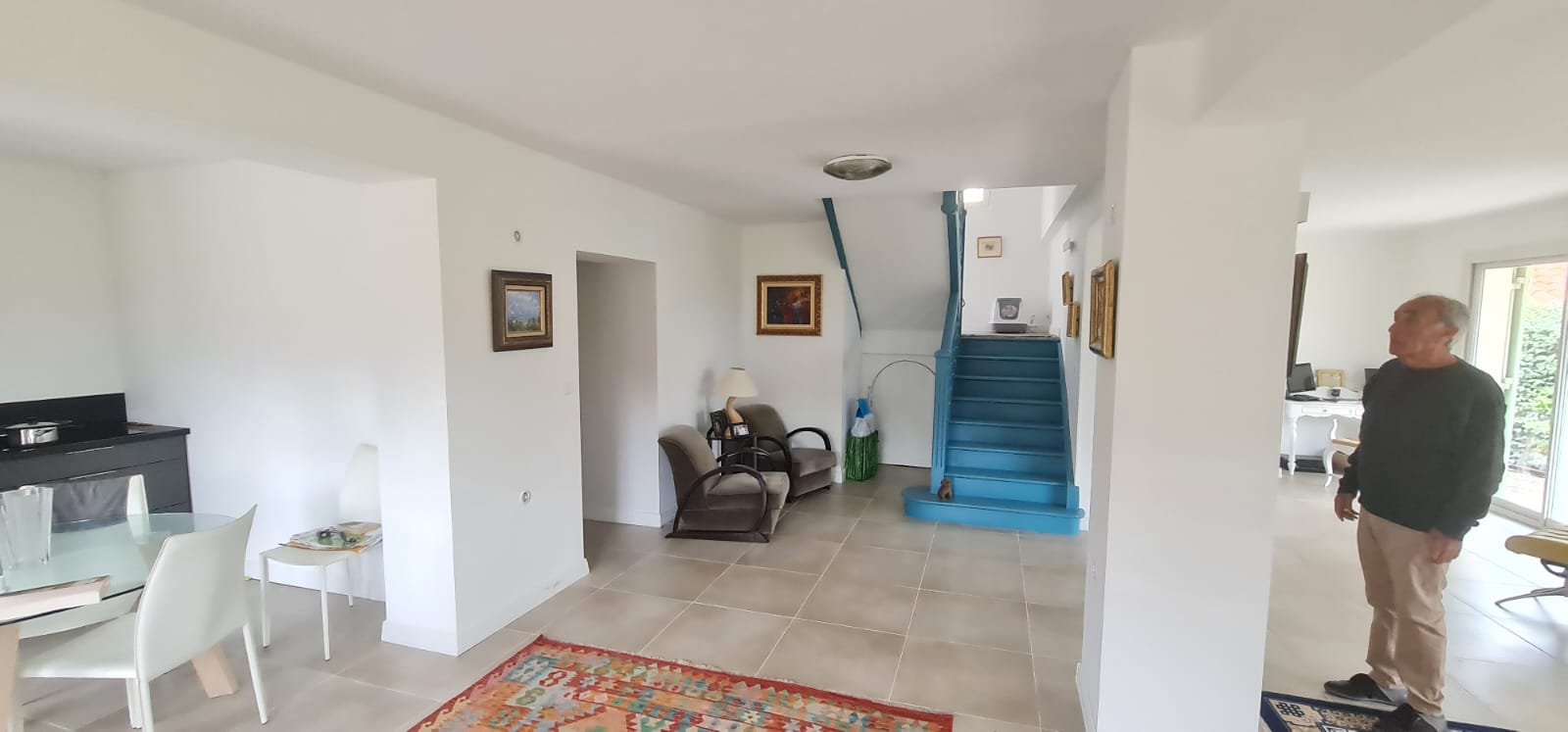 Intérieur rénové d'une maison avec un escalier bleu et un salon moderne à Cavaillon